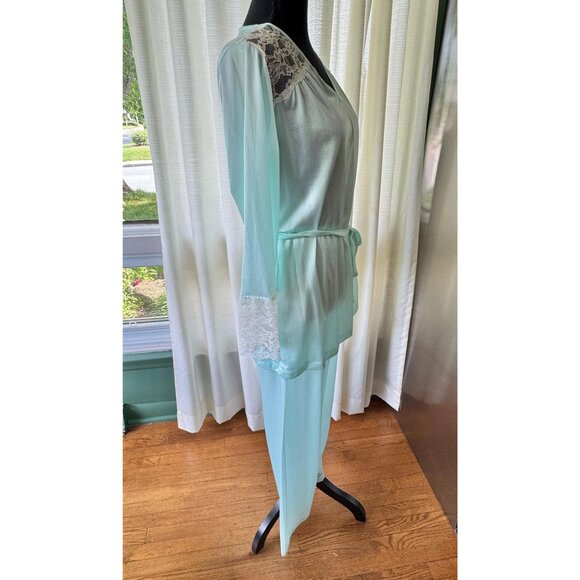 Vintage 80s pyjama, mint green, wide white lace details, long sleeves, tie belt - Picture 6 of 10
